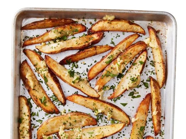 Butter-garlic oven garlic fries with herbs