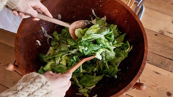 Butter-lettuce salad with buttermilk and herbs