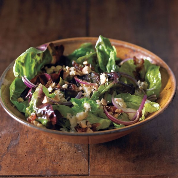 Butter lettuce with Gorgonzola and dates (Insalata verde con datteri)