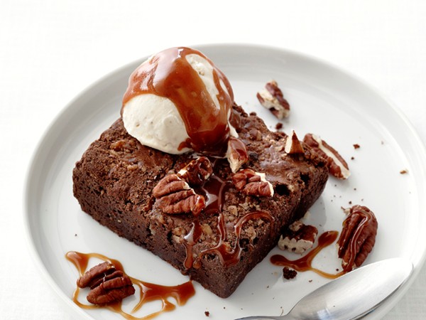 Butter pecan brownie sundae