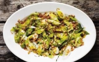 Butter-roasted barley flakes and leeks