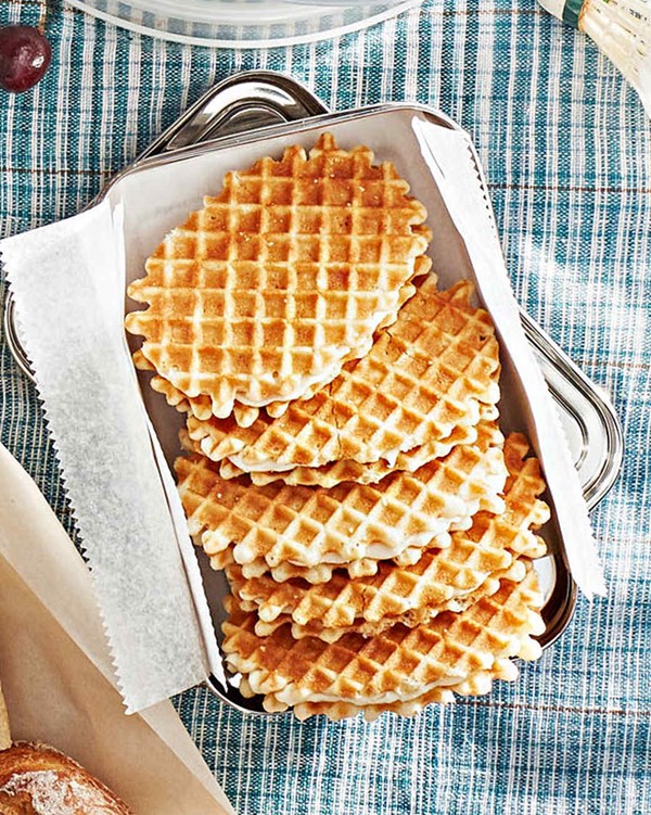 Butter-waffle cookies and mascarpone