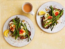 Buttered eggs and asparagus on toast