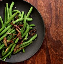 Buttered green beans with shallots and lemon