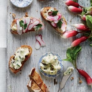 Buttered radish tartines (Tartine radis-beurre)