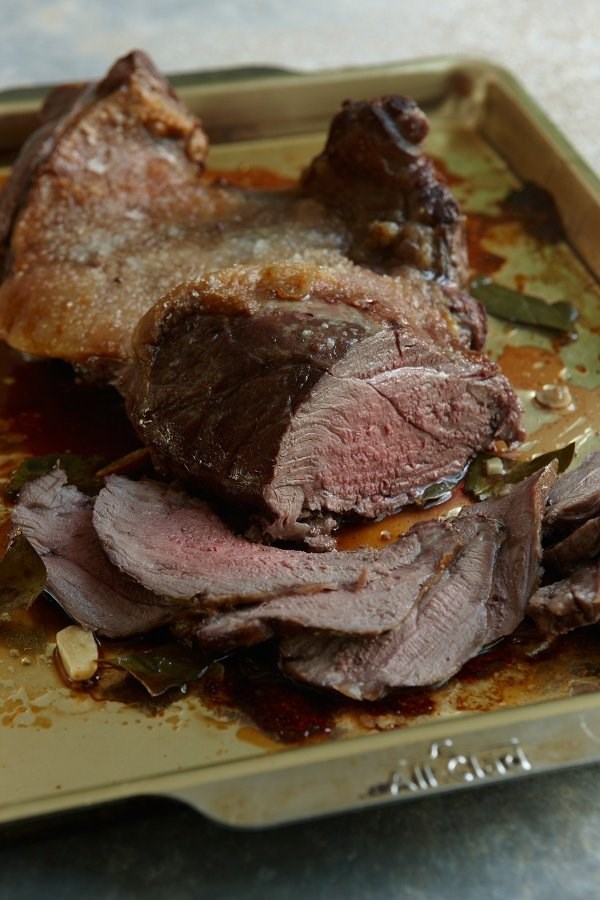 Butterflied leg of lamb with bay leaves and balsamic vinegar