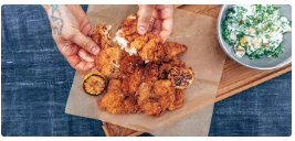 Buttermilch-Backhendl mit Sumach und Zucchini-Tsatsiki