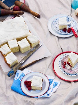 Buttermilk and vanilla cake with raspberries