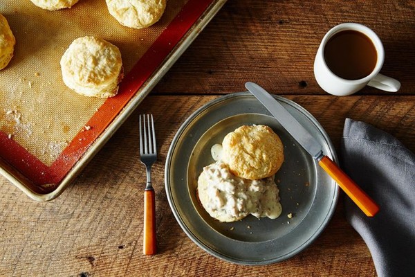 Buttermilk biscuits with sausage gravy