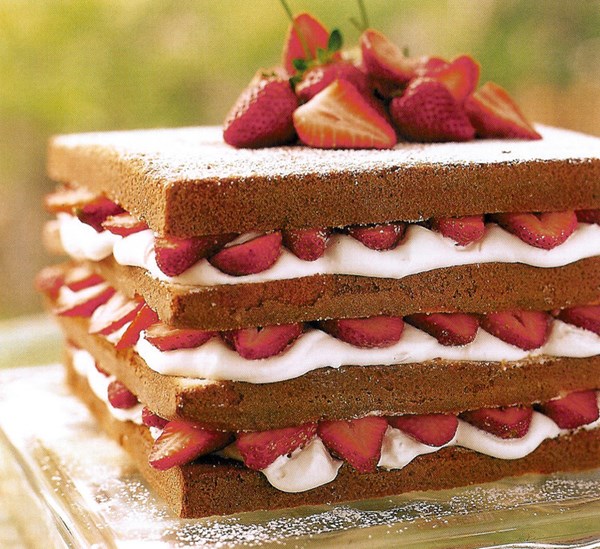 Buttermilk cake with fresh strawberries and cream