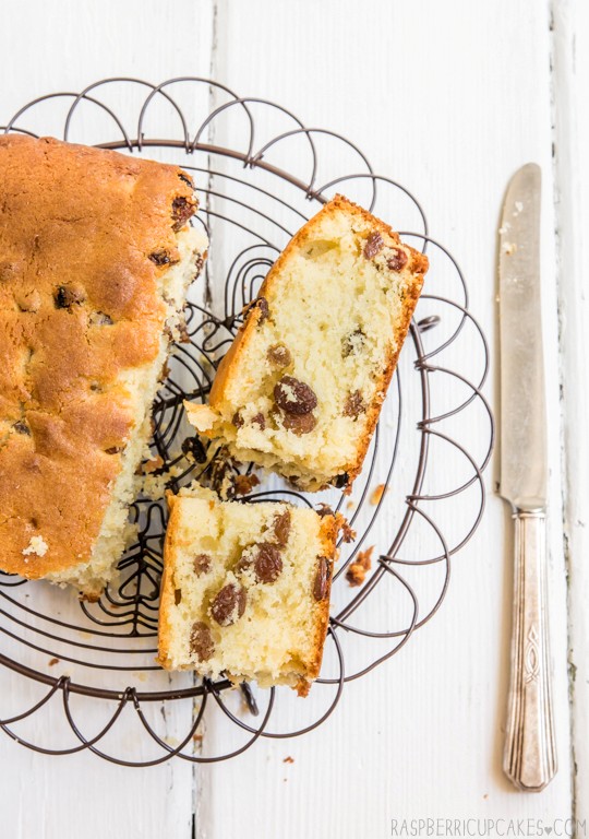 Buttermilk cake with sultanas (raisins)