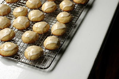 Buttermilk cookies with lemon zest