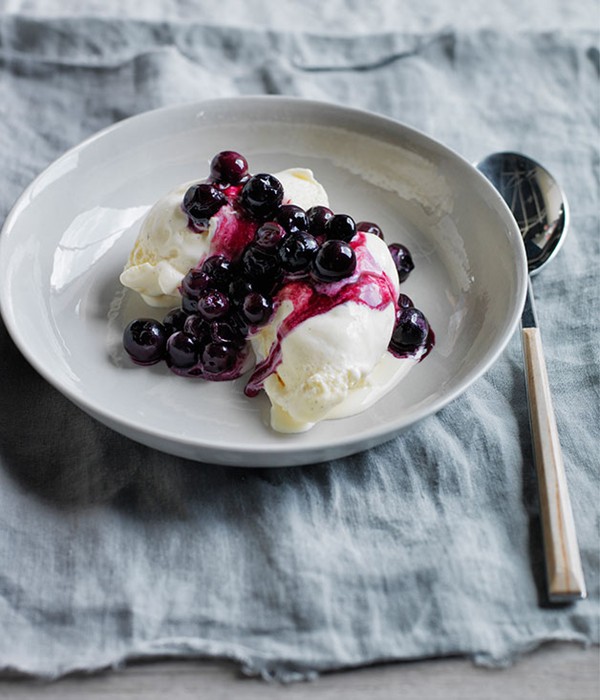 Buttermilk ice-cream with grilled blueberries