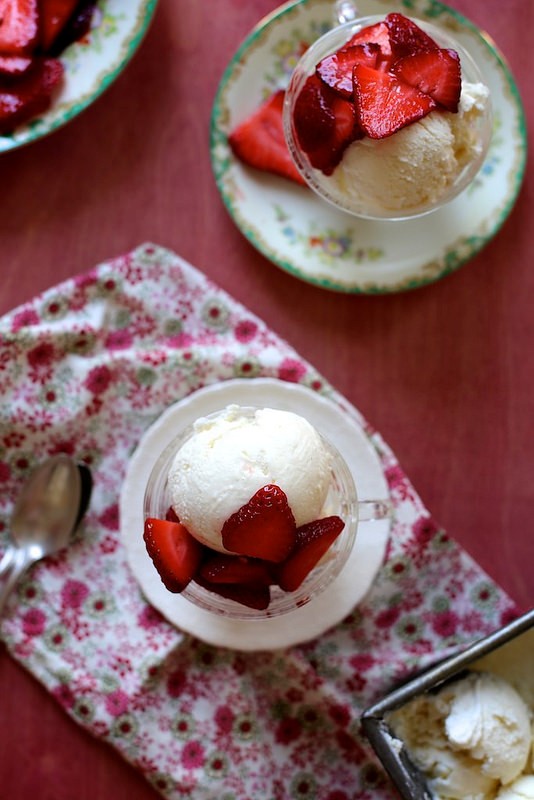 Buttermilk ice cream with strawberries