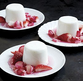 Buttermilk panna cotta with rhubarb-strawberry compote