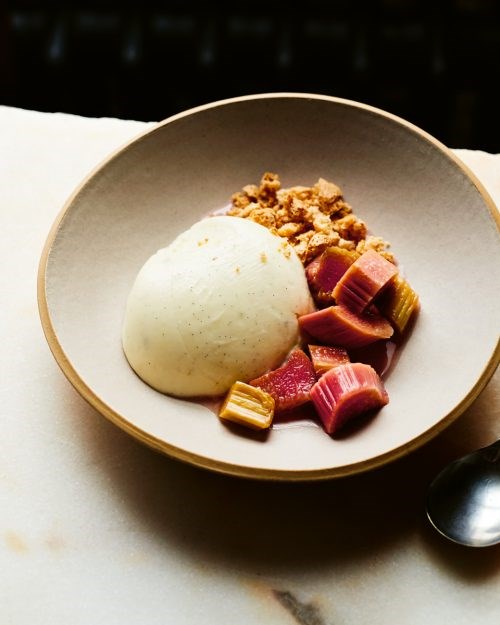 Buttermilk pudding with sharp fruits