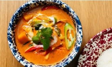 Butternut red curry (Gaeng daeng fuktong)