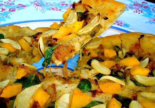 Butternut squash, caramelized onion, and apple pizza (Pizza con zucca, mele e cipolle caramellate)