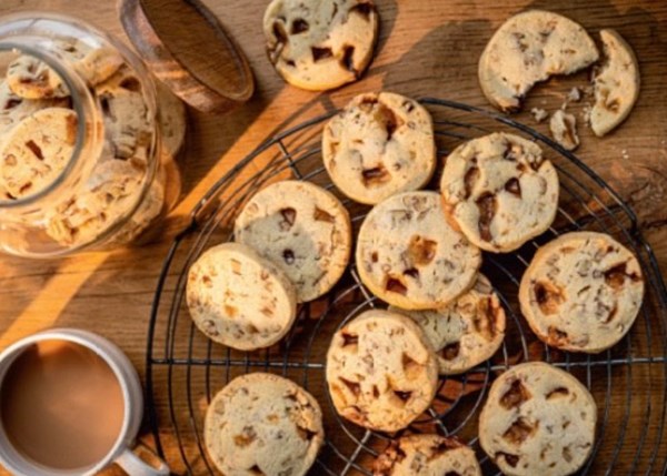 Butterscotch and pecan shortbread biscuits