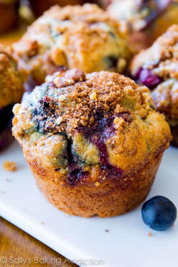Buttery blueberry streusel muffins