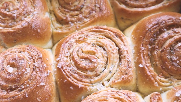 Buttery garlic milk bread rolls