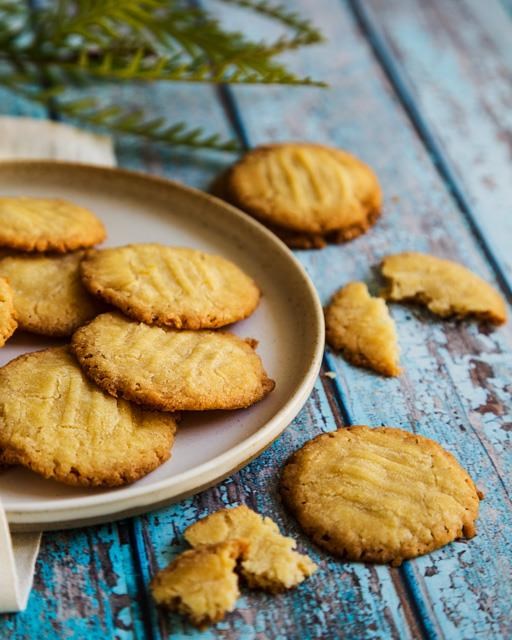 Buttery ginger cookies with lemon zest