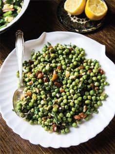 Buttery peas with salted almonds and parsley (Maślany grodzek z solonymi migdałami i pietruszką)
