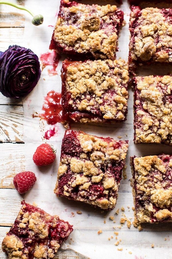 Buttery raspberry crumble bars