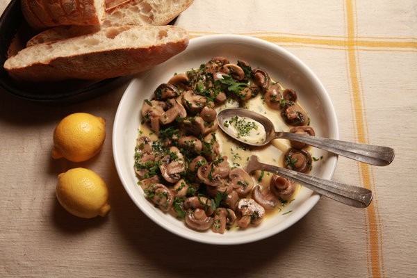 Button mushrooms à la crème
