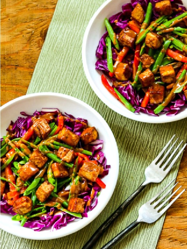 Cabbage bowl with tofu and peanut sauce