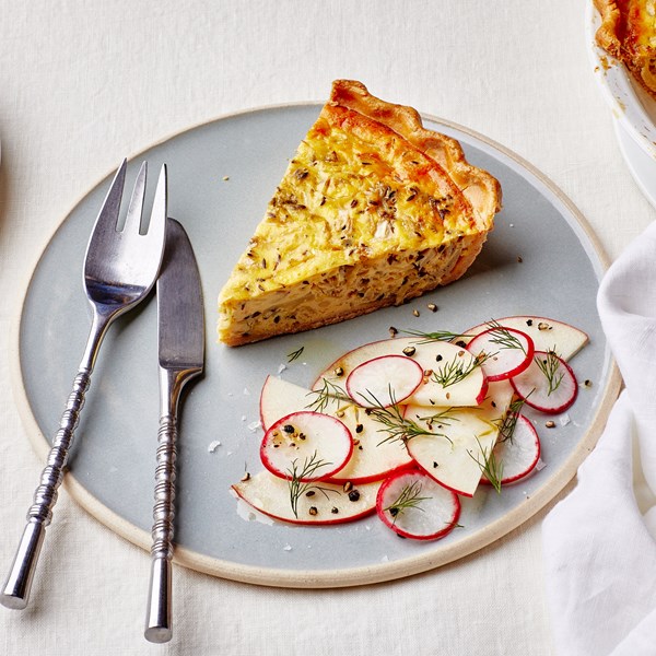 Cabbage quiche with apple-radish salad 