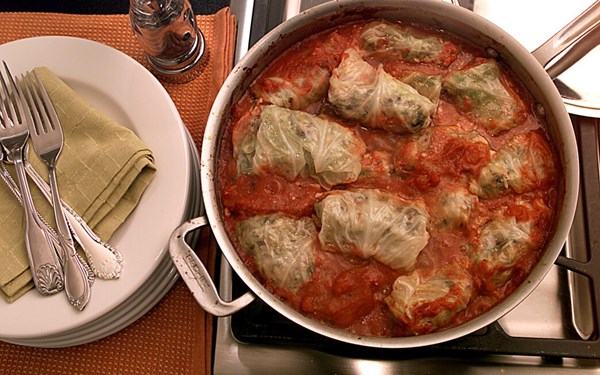 Cabbage rolls with lamb and pine nuts