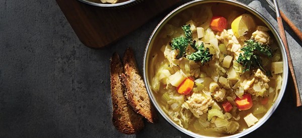 Cabbage stew with tempeh and crispy kale 
