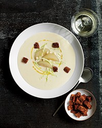 Cabbage velouté with poached pears and croutons