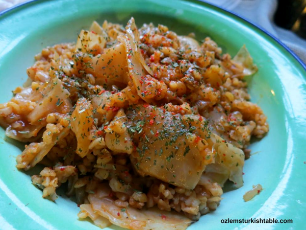 Cabbage with bulgur, minced/ground meat and spices (Bulgurlu lahana kapuska)