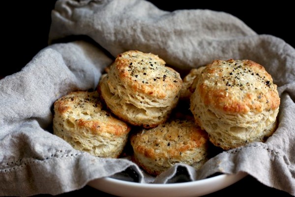 Cacio e pepe biscuits