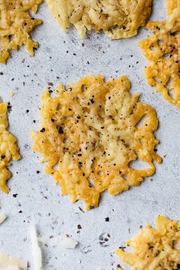 Cacio e pepe cheese crisps 