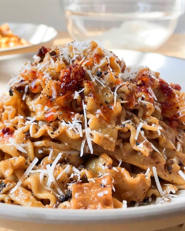 Cacio e pepe e chili crisp