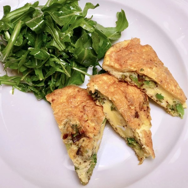 Cacio e pepe frittata with leeks and broccoli