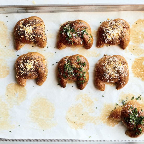 Cacio e pepe knots