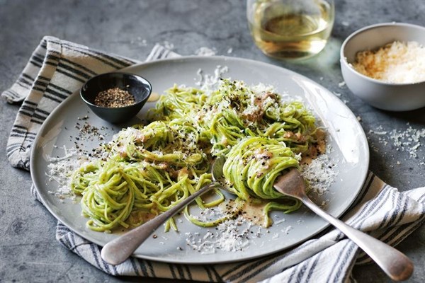 Cacio e pepe with green spaghetti