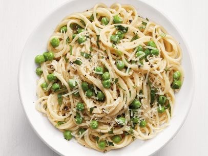 Cacio e pepe with peas