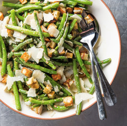 Caesar green bean salad