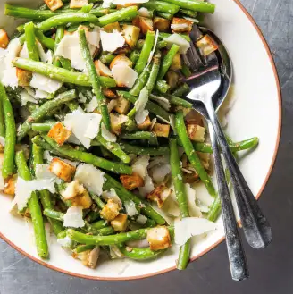 Caesar green bean salad