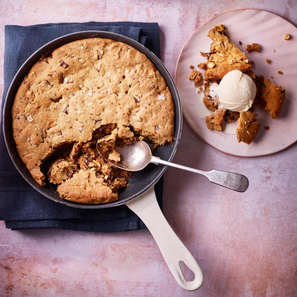 Cake or Death's peanut and chocolate skillet cookie (Katie Cross)