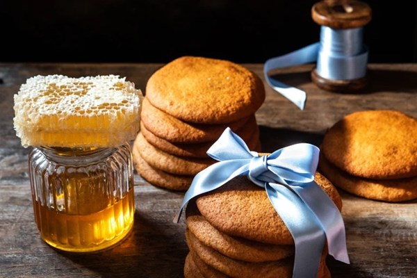 Cakey honey biscuits (Couque de rins)