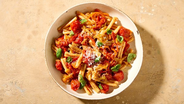 Calabrian-style tomato and sweet pepper sauce with pasta