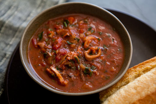 Calamari stewed with tomatoes