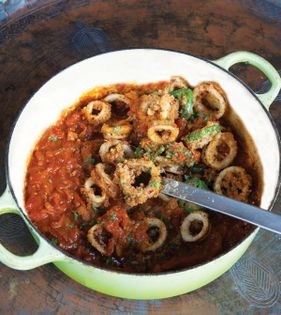 Calamari tempura rings in tomato sauce (Khoresh-e hasht pa-ye Bandari)