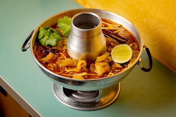Calf’s foot curry noodles